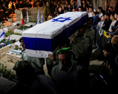 Άνθρωποι μεταφέρουν το φέρετρο με τη σορό του Ισραηλινού στρατιώτη Ντάνιελ Σιμόν Περέζ, ο οποίος σκοτώθηκε κατά τη διάρκεια της αιματηρής επίθεσης της Χαμάς στις 7 Οκτωβρίου 2023 και η σορός του απήχθη και αργότερα επιστράφηκε στο Ισραήλ στο πλαίσιο συμφωνίας ανταλλαγής κρατουμένων-ομήρων και κατάπαυσης του πυρός μεταξύ του Ισραήλ και της Χαμάς