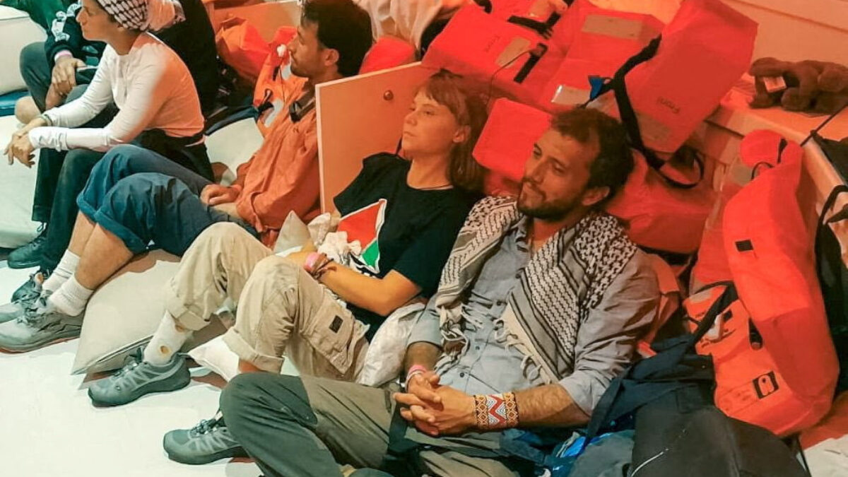 Η Γκρέτα Τούνμπεργκ μαζί με άλλους ακτιβιστές της Global Sumud Flotilla, που κρατούνται από το Ισραήλ