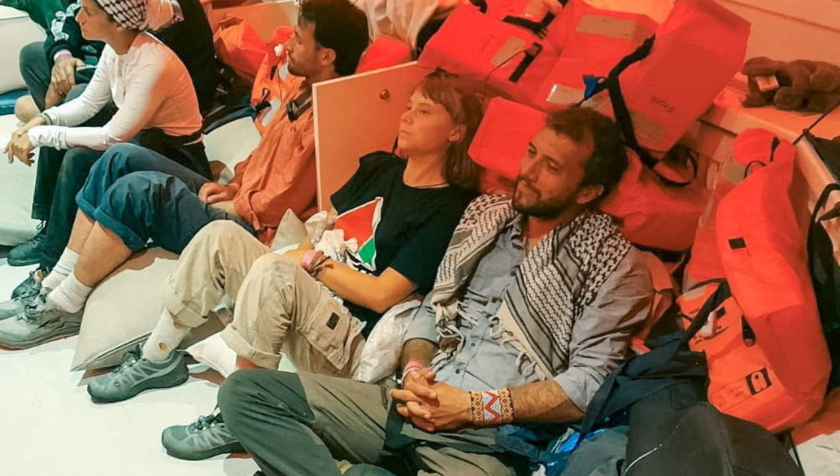 Η Γκρέτα Τούνμπεργκ μαζί με άλλους ακτιβιστές της Global Sumud Flotilla, που κρατούνται από το Ισραήλ