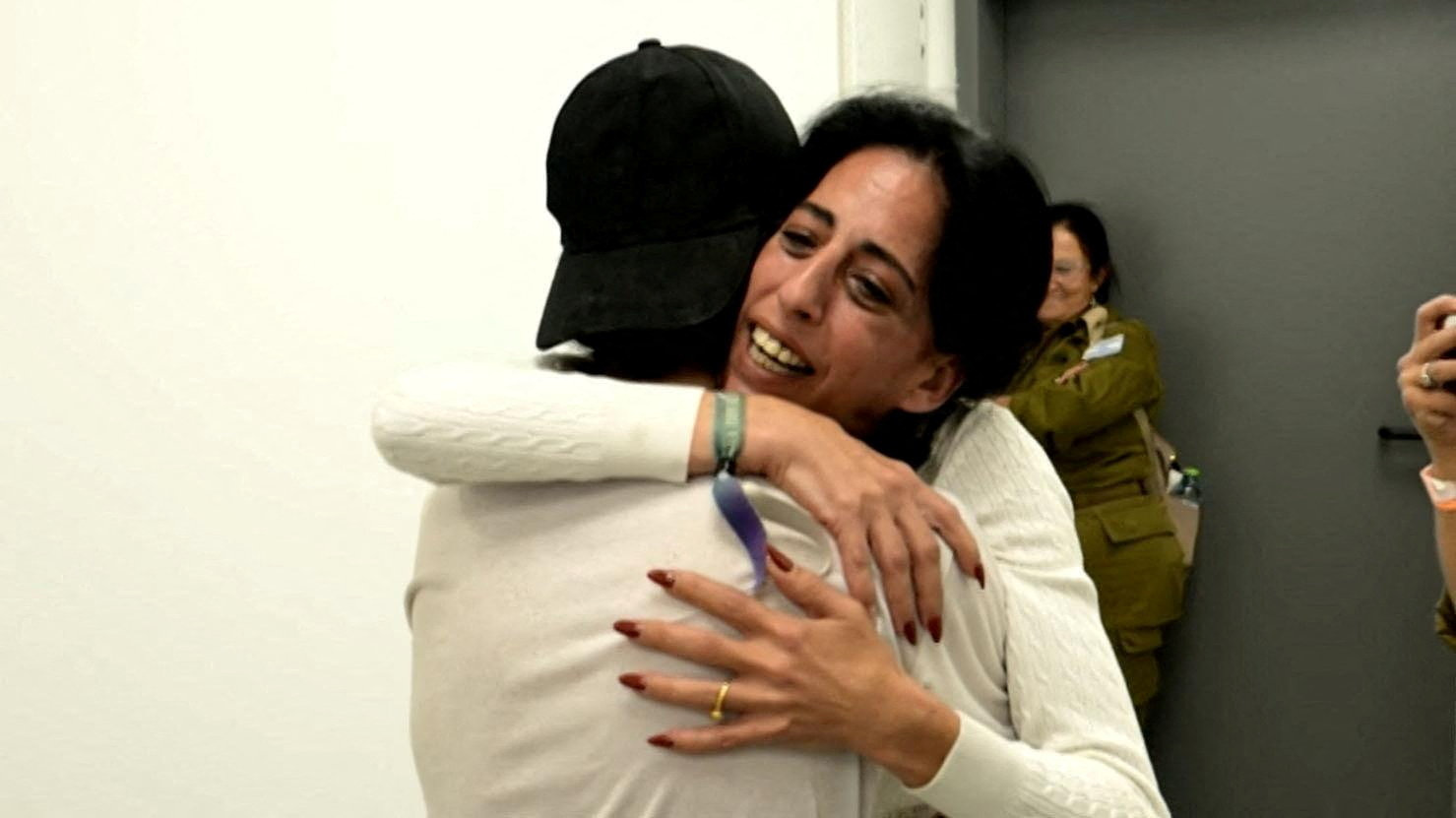 Ο όμηρος Ματάν Ζανγκάουκερ συναντά τη μητέρα του