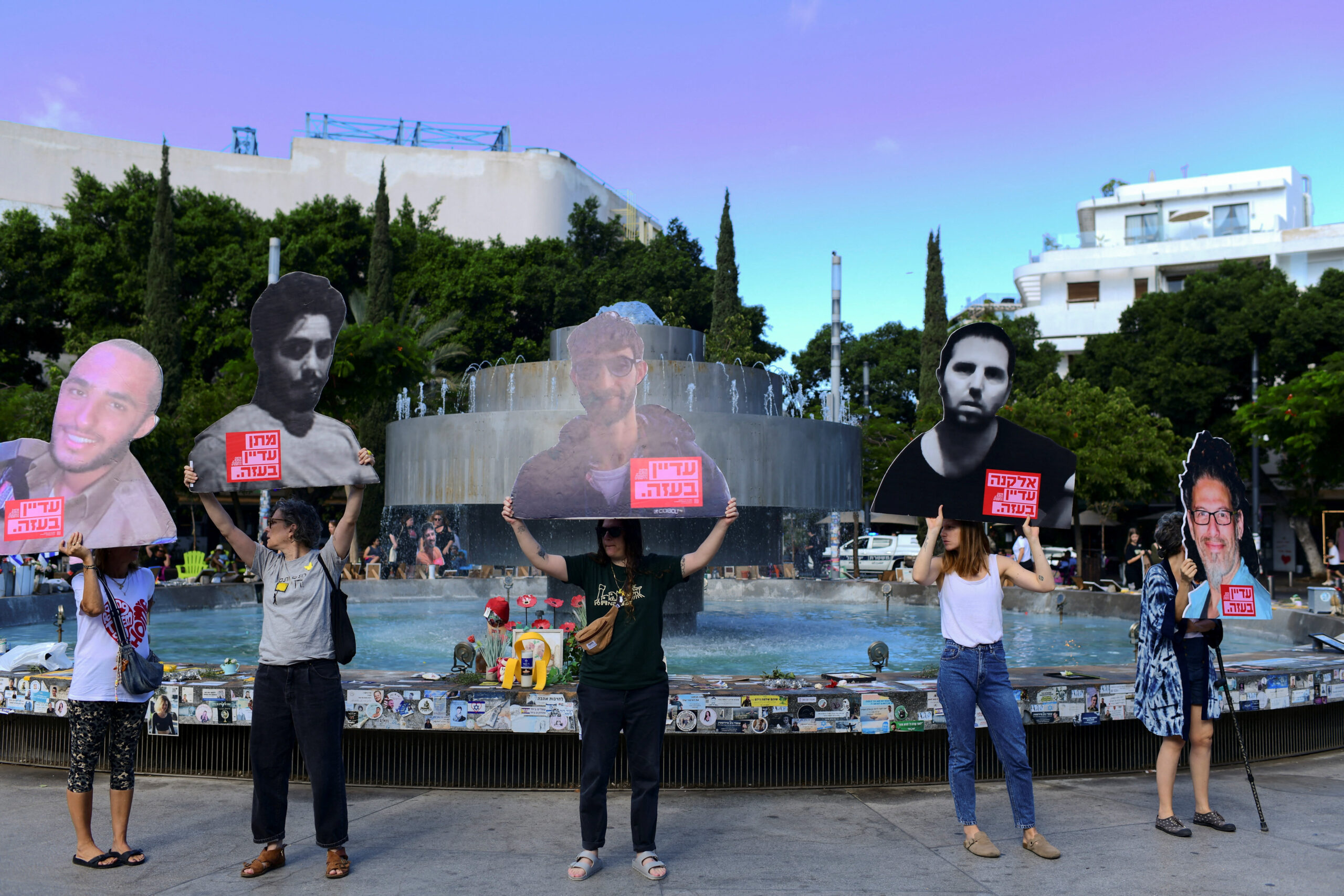 Άνθρωποι συγκεντρώνονται στο Τελ Αβίβ για να τιμήσουν την 7η Οκτωβρίου