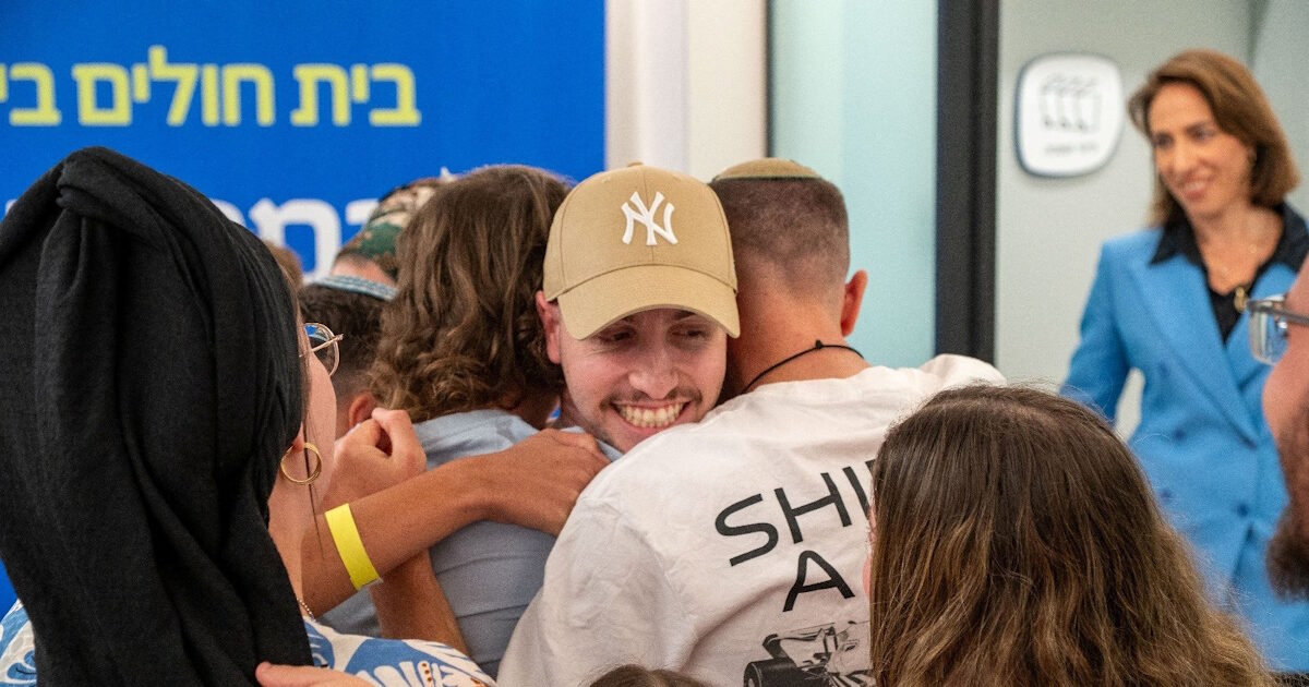 Chills of excitement and tears of joy in the return of Hamas Israeli hostages – they were thrown into the hugs of their own