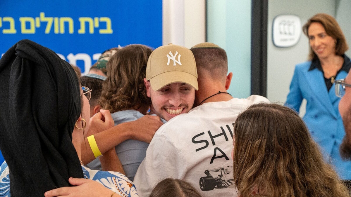 Ο απελευθερωμένος Ισραηλινός όμηρος, Eitan Abraham Mor, που κρατούνταν από τις 7 Οκτωβρίου 2023 στη Γάζα, αγκαλιάζει ξανά τα αγαπημένα του πρόσωπα