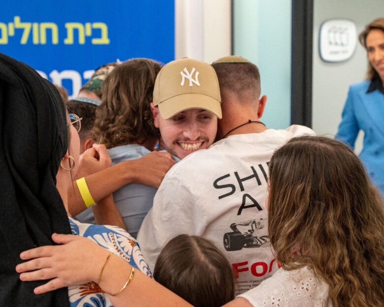 Ρίγη συγκίνησης και δάκρυα χαράς στην επιστροφή των Ισραηλινών ομήρων της Χαμάς – Ρίχτηκαν στις αγκαλιές των δικών τους