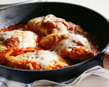 Συνταγή για στήθος κοτόπουλου με παρμεζάνα και σάλτσα ντομάτας στον φούρνο