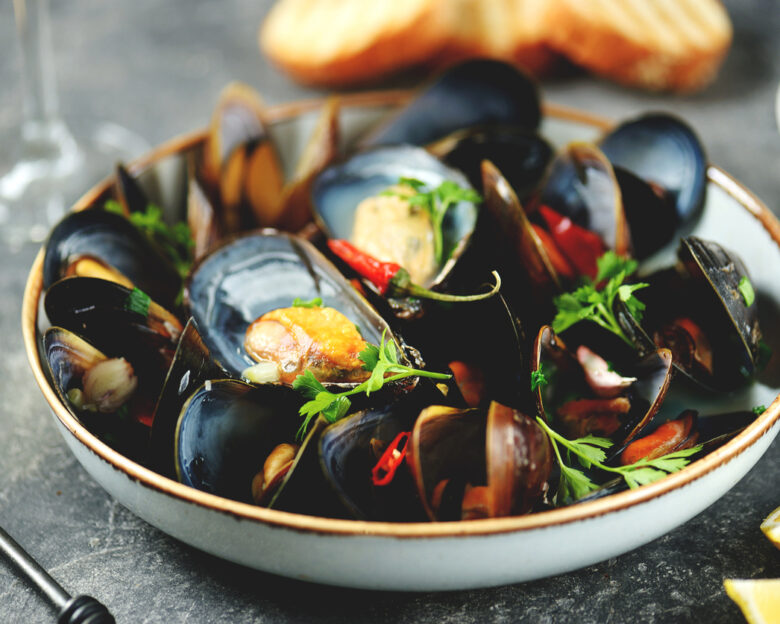 Συνταγή για αχνιστά μύδια με ούζο και πιπεριές