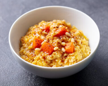 Ζεστή σαλάτα με κολοκύθα και σιτάρι