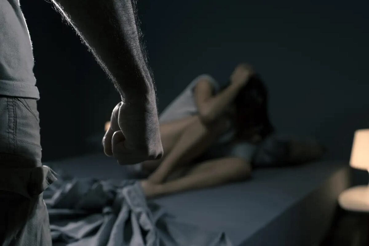 Ποινική δίωξη σε βάρος του πλαστικού που ξυλοκόπησε τη 43χρονη στη μέση του δρόμου στη Συγγρού