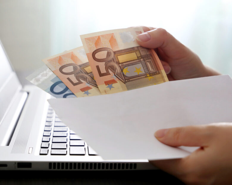 Voucher 750 ευρώ ΔΥΠΑ: Ποιους αφορά και πότε θα γίνουν οι πληρωμές