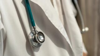 Θεσσαλονίκη: 12μηνη φυλάκιση με 3ετή αναστολή σε γιατρό που ζήτησε «φακελάκι» από καρκινοπαθή