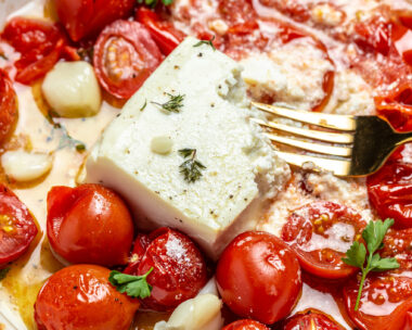 Ψητά φασόλια με φέτα και ντοματάκια.