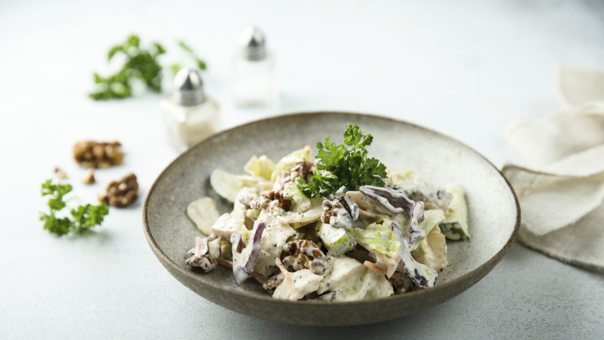 Σαλάτα με κοτόπουλο μπλε τυρί και ξινόμηλο