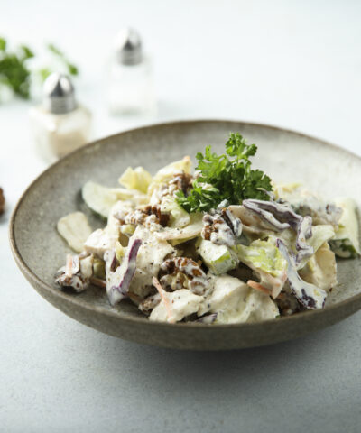 Σαλάτα με κοτόπουλο μπλε τυρί και ξινόμηλο