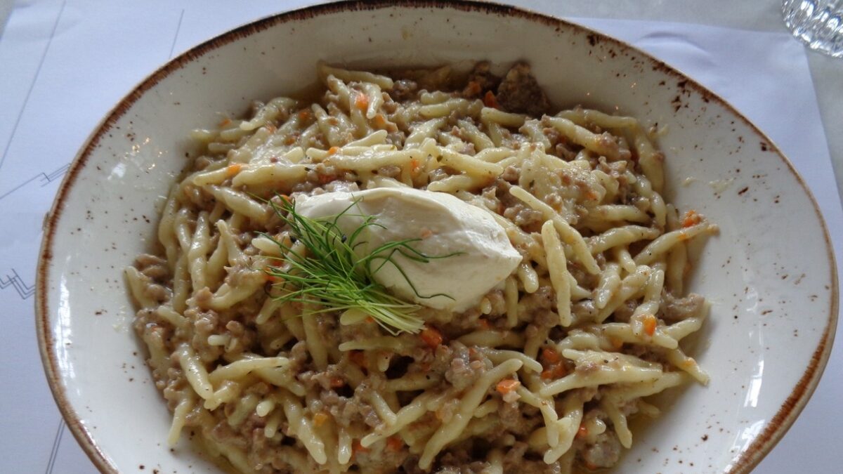 Σκιουφιχτά με απάκι και γιαούρτι