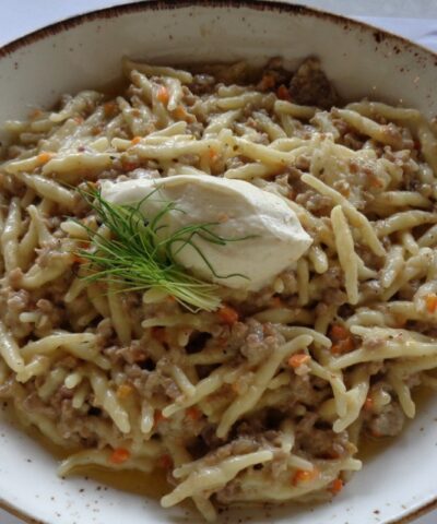 Σκιουφιχτά με απάκι και γιαούρτι