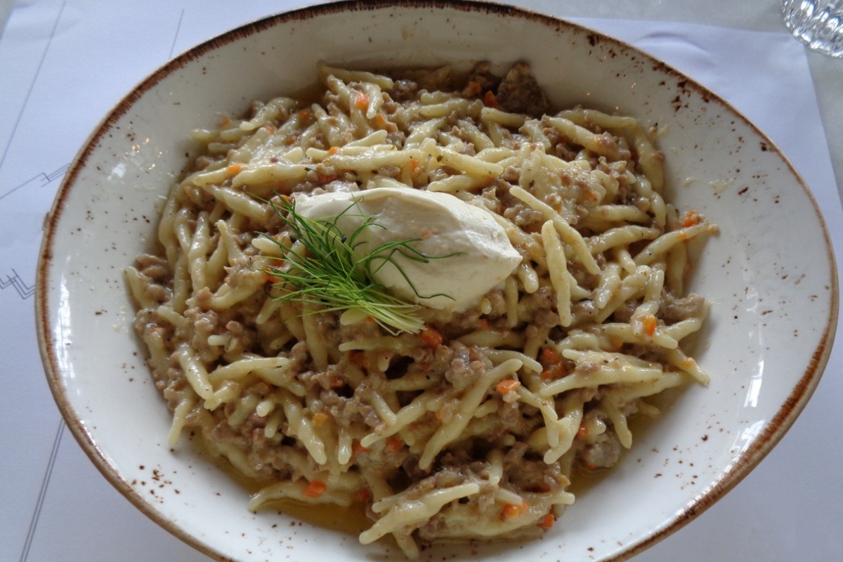 Σκιουφιχτά με απάκι και γιαούρτι