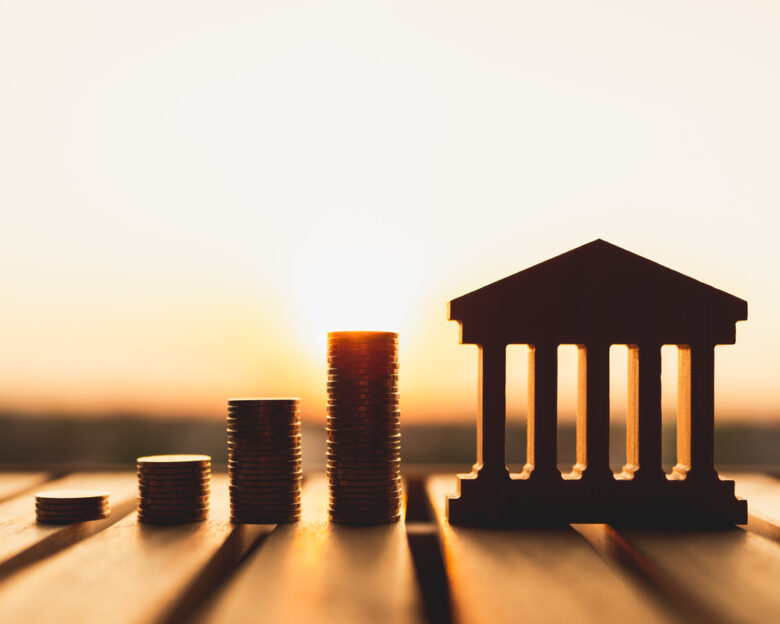 Οι κεντρικές τράπεζες σηκώνουν τα χέρια ψηλά και… παραδίδονται στους «πολέμαρχους»;