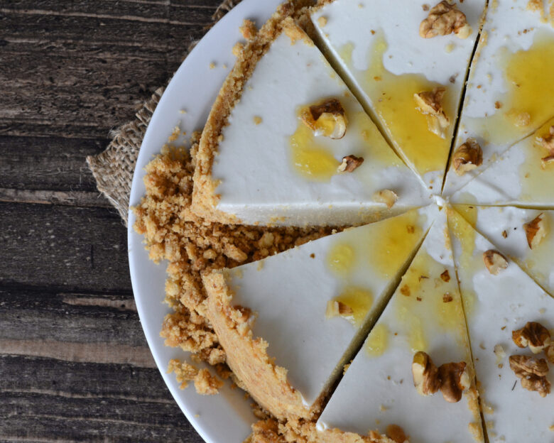 Η viral συνταγή για cheesecake με φέτα και μέλι