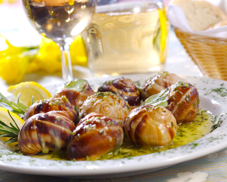 Εύκολη συνταγή για σαλιγκάρια με λευκό κρασί και μυρωδικά