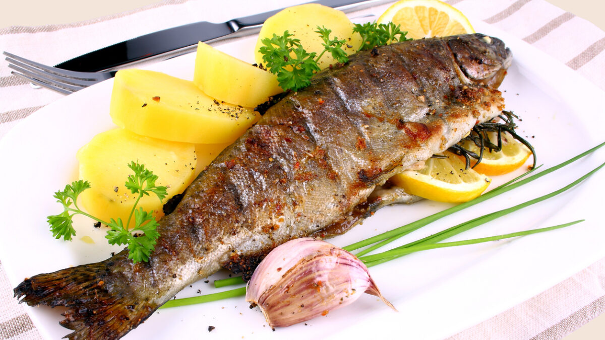 Μυλοκόπι στον φούρνο με πατάτες