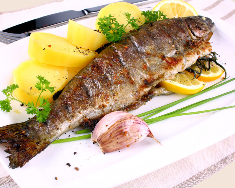 Συνταγή για μυλοκόπι με πατάτες και λαχανικά στον φούρνο