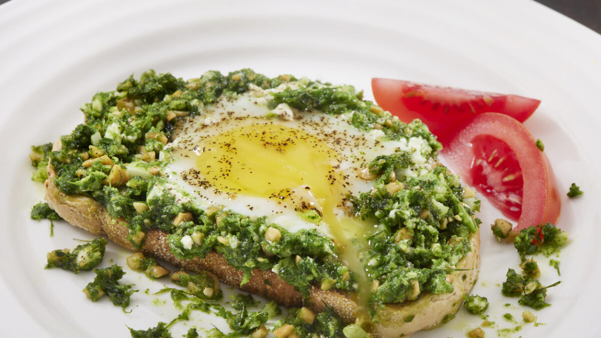 Τηγανητό αυγό με πέστο σε προζυμένιο ψωμί