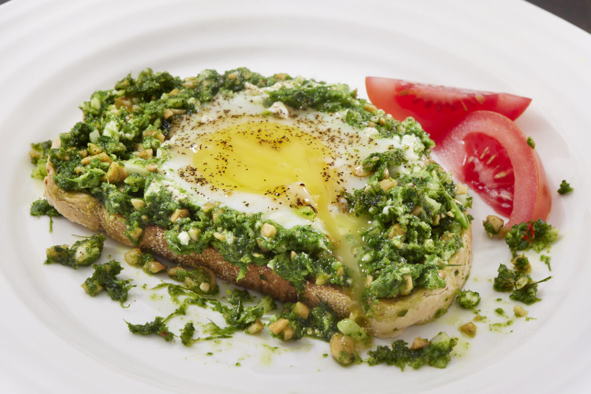 Τηγανητό αυγό με πέστο σε προζυμένιο ψωμί