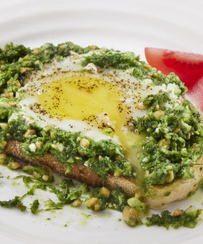 Τηγανητό αυγό με πέστο σε προζυμένιο ψωμί