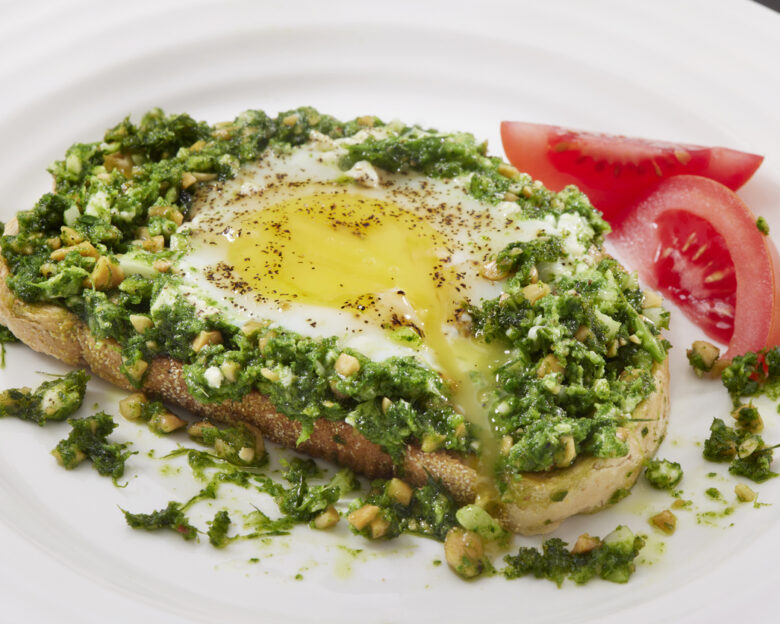 Αυγά μάτια με σάλτσα πέστο σε προζυμένο ψωμί
