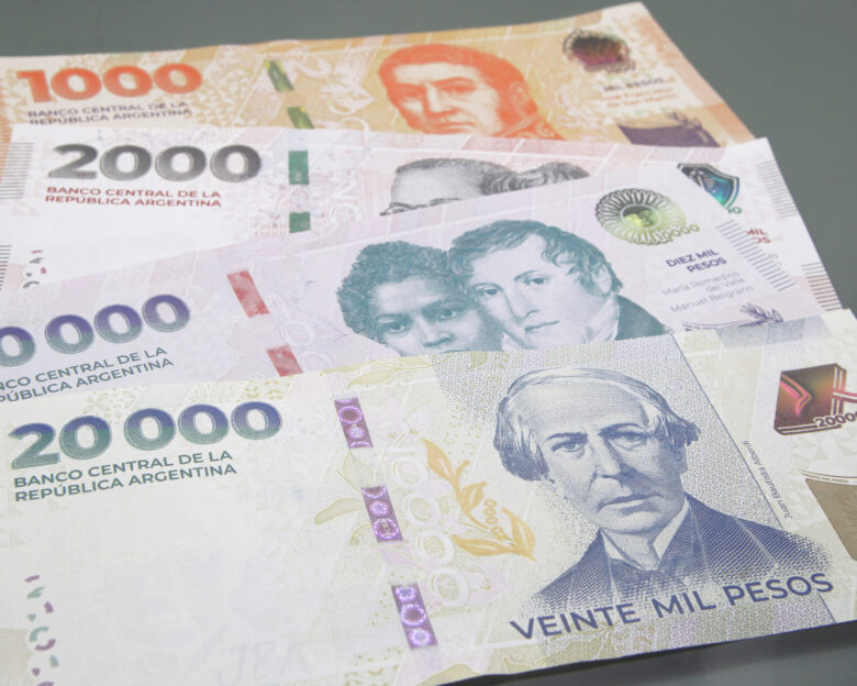 Μαζικές αγορές πέσο από το αμερικανικό ΥΠΟΙΚ – Προσπάθεια σταθεροποίησης του νομίσματος