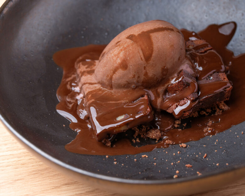 Συνταγή για σάλτσα σοκολάτας με τα βασικά υλικά της κουζίνας