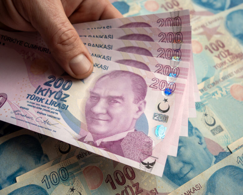 Η τουρκική λίρα υποχωρεί σε ιστορικά χαμηλό επίπεδο