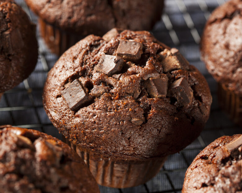 Συνταγή για muffins με κακάο κομμάτια σοκολάτας και κρυμμένη γλυκολοκύθα