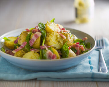 Πατατοσαλάτα με μπέικον και σπανάκι