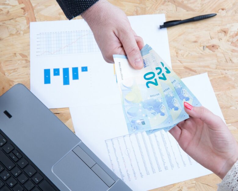 Στην ώρα του εξοφλήθηκε το 82% των φόρων στο οκτάμηνο – Πρώτες και με διαφορά οι επιχειρήσεις