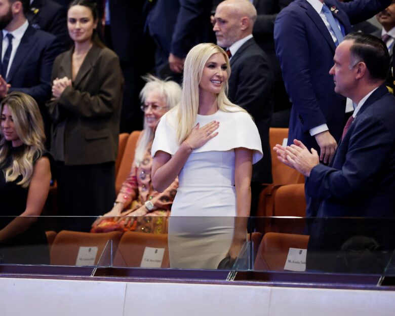 Ιβάνκα Τραμπ: Ντυμένη στα λευκά καταχειροκροτήθηκε μέσα στο ισραηλινό κοινοβούλιο – Το «ευχαριστώ» με μία κίνηση του χεριού