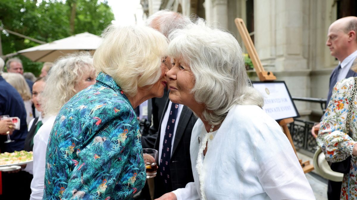 Η συγγραφέας Τζίλι Κούπερ με την βασίλισσα Καμίλα