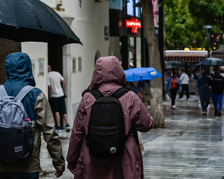 Καιρός σήμερα: Ισχυρές βροχές, καταιγίδες και χαλάζι σε πολλές περιοχές – Συνεχίζει σταθερά η πτώση της θερμοκρασίας