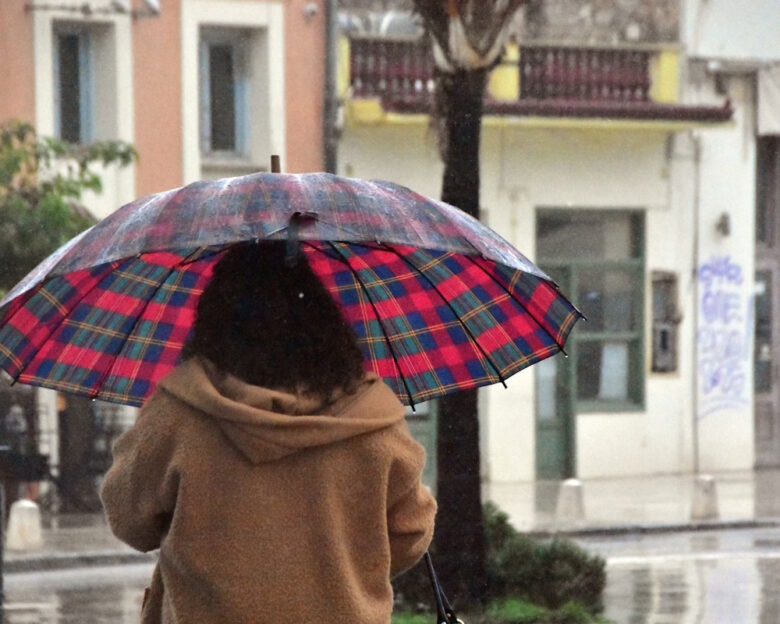 Καιρός αύριο: Κακοκαιρία με βροχές και καταιγίδες αλλά στους 30 βαθμούς η θερμοκρασία