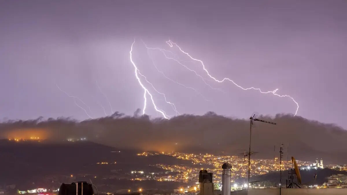 Κεραυνοί και αστραπές πάνω από την Αθήνα