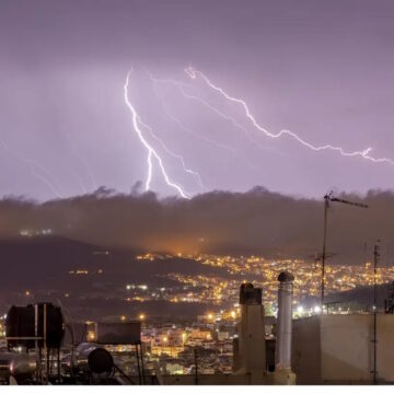Κεραυνοί και αστραπές πάνω από την Αθήνα