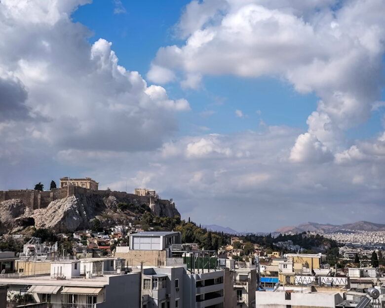 Καιρός σήμερα: Ανεβαίνει η θερμοκρασία και μειώνονται οι βροχές – Αναλυτική πρόγνωση