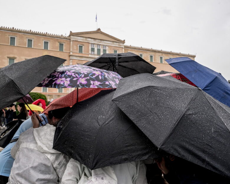 Καιρός αύριο: Πυκνές νεφώσεις και τοπικές βροχές – Τους 24 βαθμούς αγγίζει η θερμοκρασία