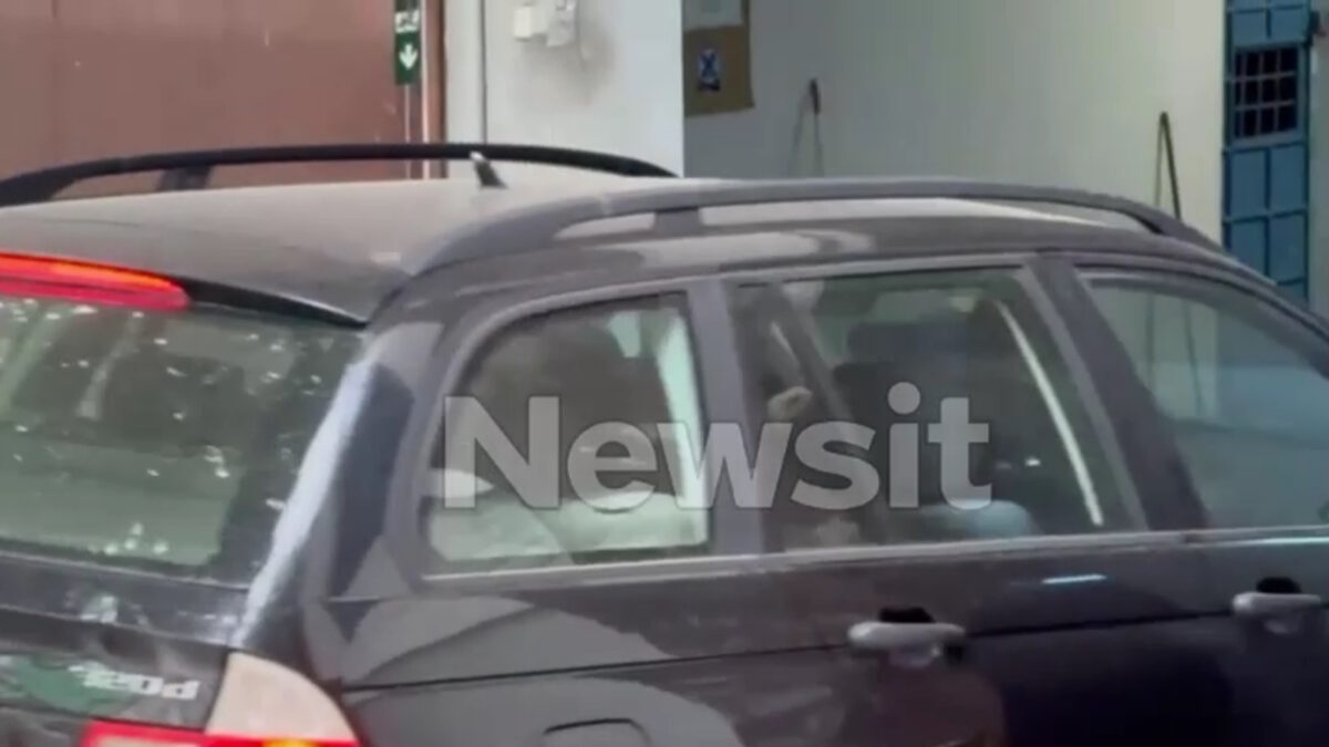 Η στιγμή που οι δύο 22χρονοι φτάνουν στο δικαστικό μέγαρο Καλαμάτας