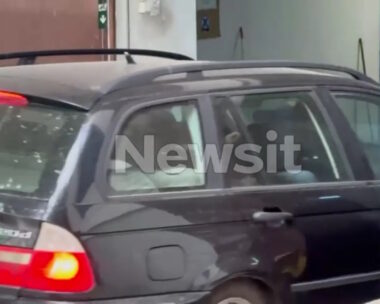 Η στιγμή που οι δύο 22χρονοι φτάνουν στο δικαστικό μέγαρο Καλαμάτας