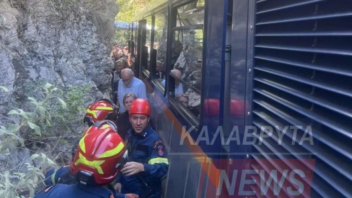 Πυροσβέστες απεγκλωβίζουν πολίτες