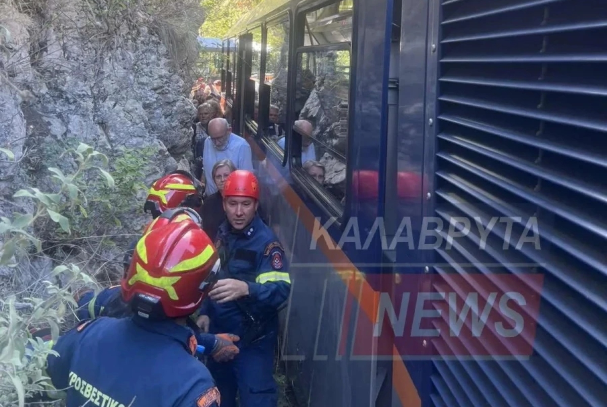 Πυροσβέστες απεγκλωβίζουν πολίτες