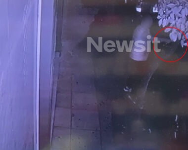 Η στιγμή που ο δράστης προκαλεί τεράστιες φθορές στα αυτοκίνητα και προσπαθεί να κρυφτεί από τους αστυνομικούς που τον καταδιώκουν