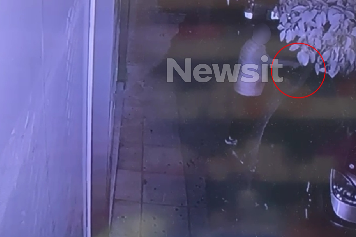 Καλλιθέα: Νέα βίντεο ντοκουμέντα από την καταδίωξη του 50χρονου που μαχαίρωσε αστυνομικό - Οι πυροβολισμοί και οι καταστροφές στα αυτοκίνητα