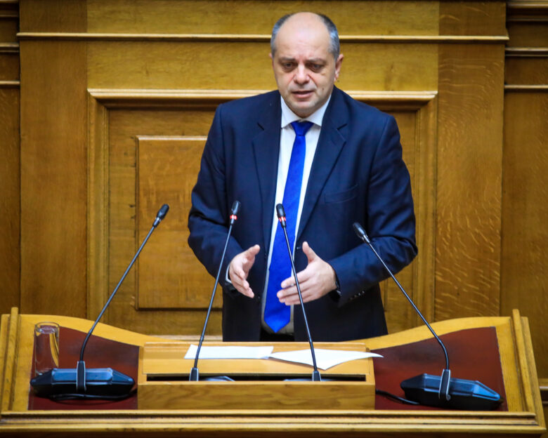 Λάρισα: Βανδάλισαν το γραφείο του βουλευτή Χρήστου Καπετάνου – Καταδίκάζει η ΝΔ